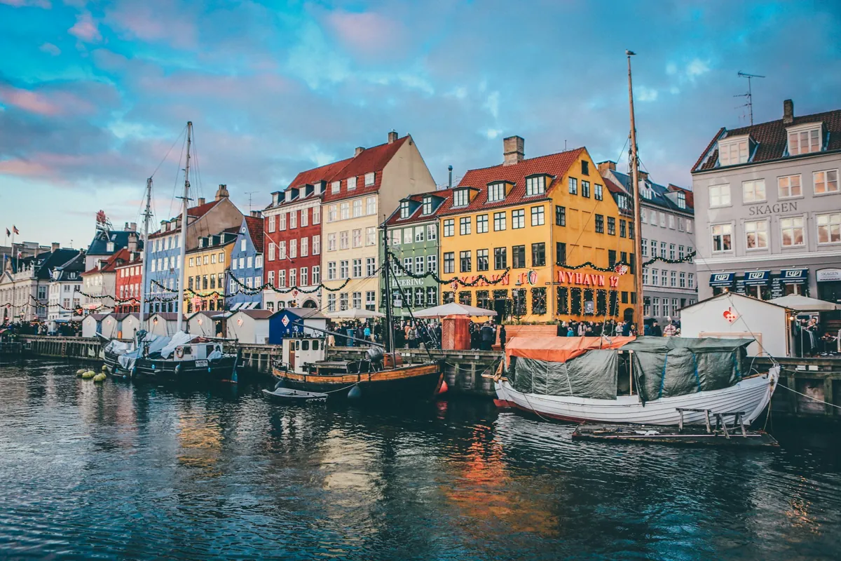 Farverige huse og både langs havnen i København